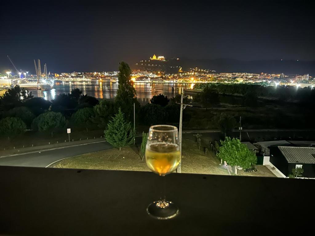 River Town View - Luxury Apartment With Jacuzzi On Terrace Виана-ду-Каштелу Экстерьер фото