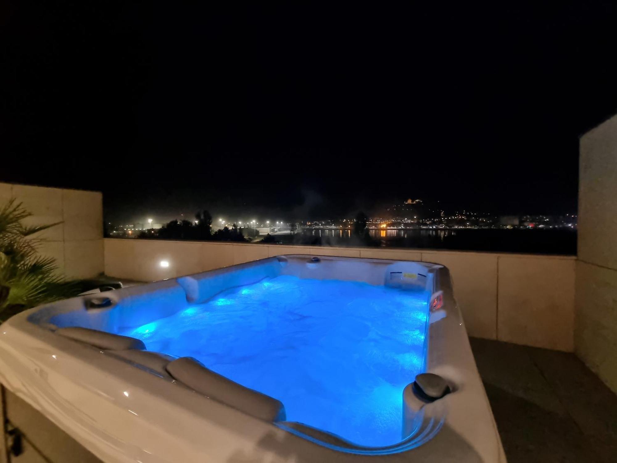 River Town View - Luxury Apartment With Jacuzzi On Terrace Виана-ду-Каштелу Экстерьер фото