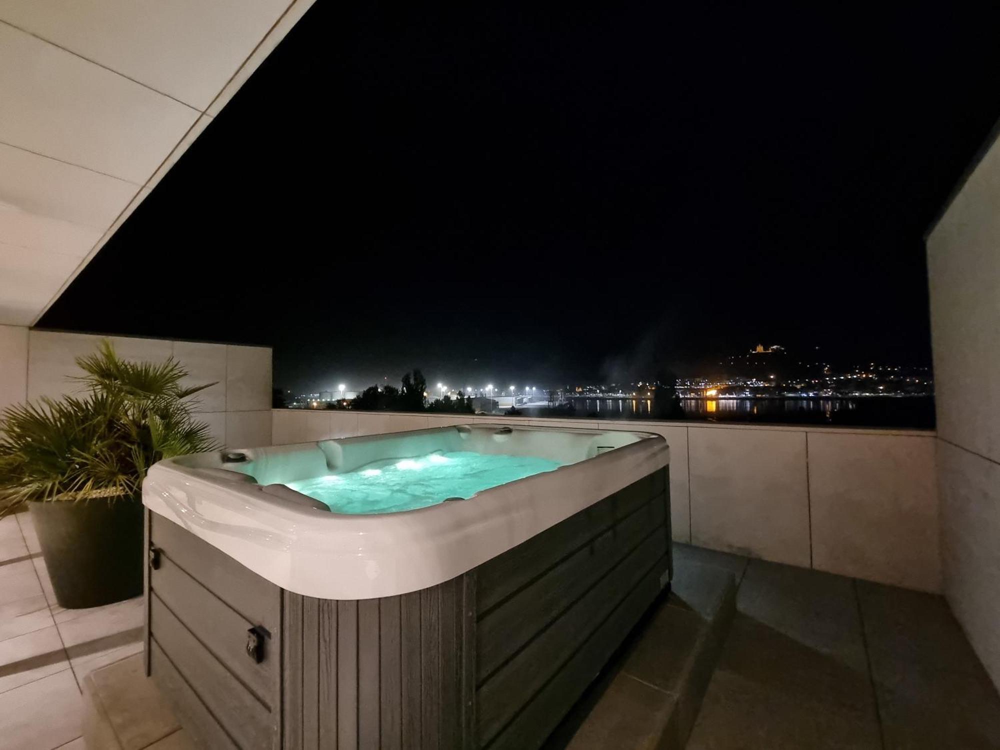 River Town View - Luxury Apartment With Jacuzzi On Terrace Виана-ду-Каштелу Экстерьер фото