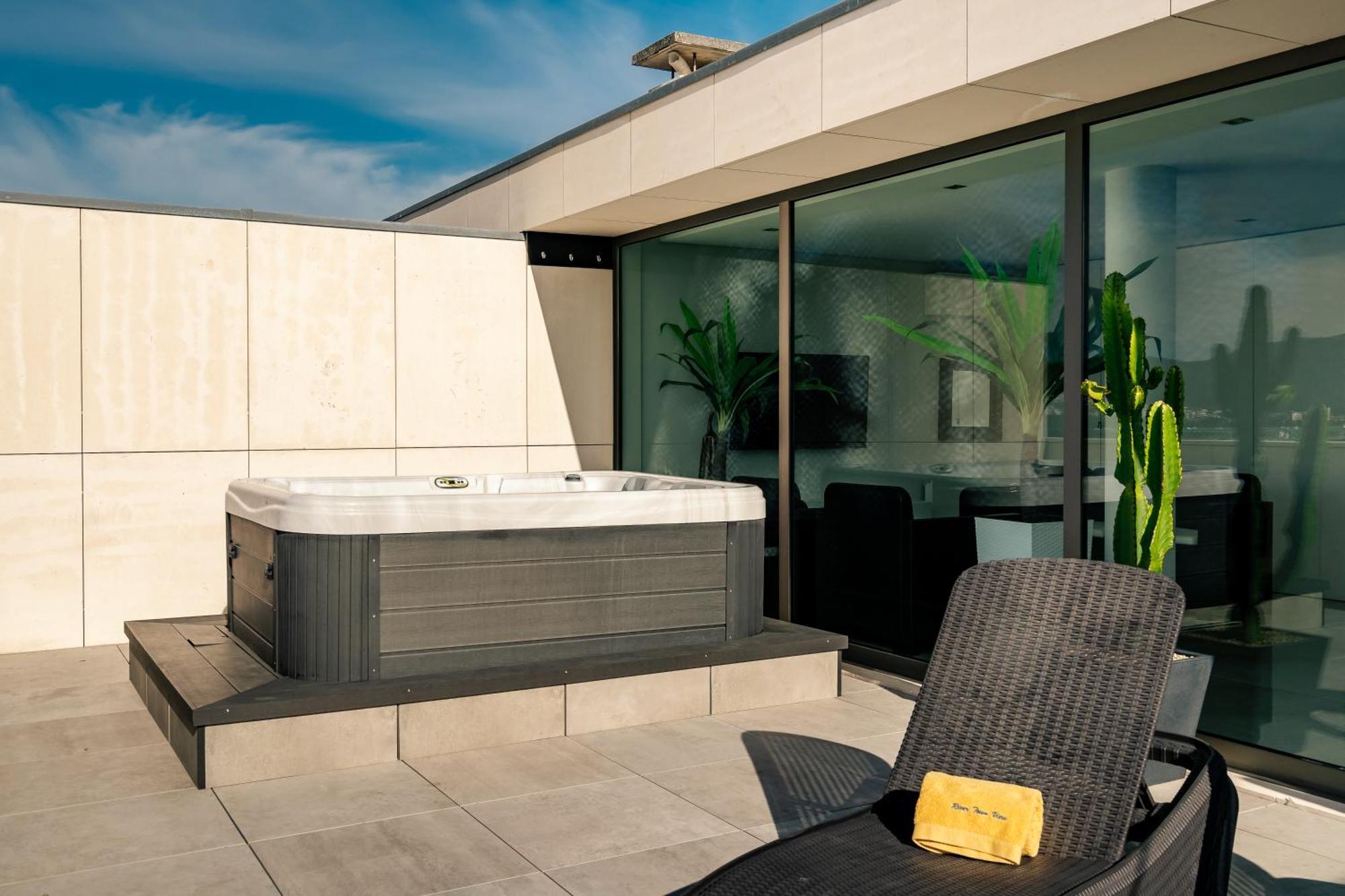 River Town View - Luxury Apartment With Jacuzzi On Terrace Виана-ду-Каштелу Экстерьер фото