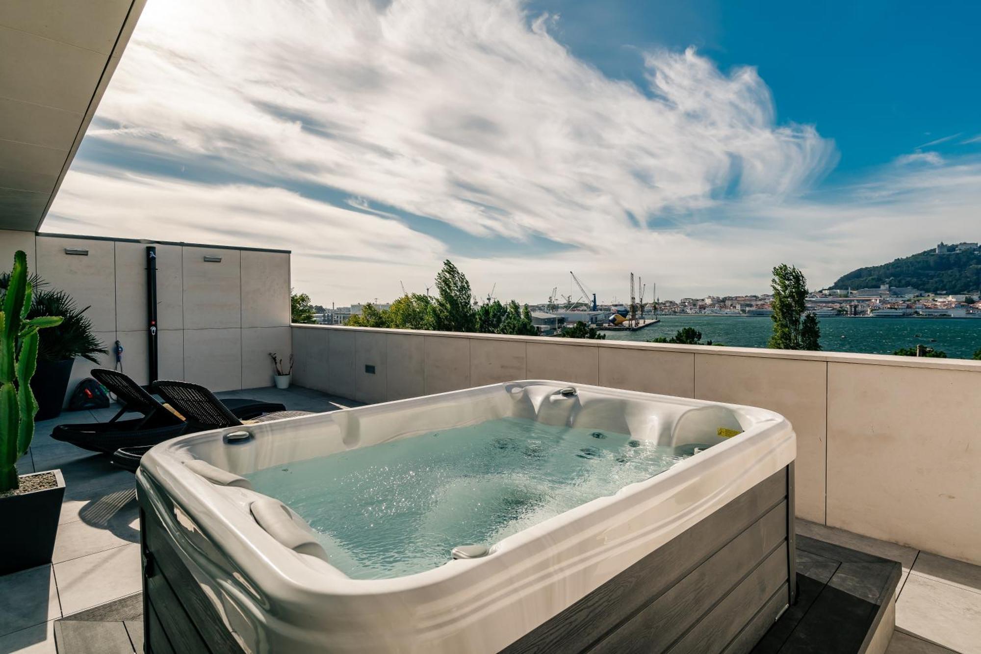 River Town View - Luxury Apartment With Jacuzzi On Terrace Виана-ду-Каштелу Экстерьер фото